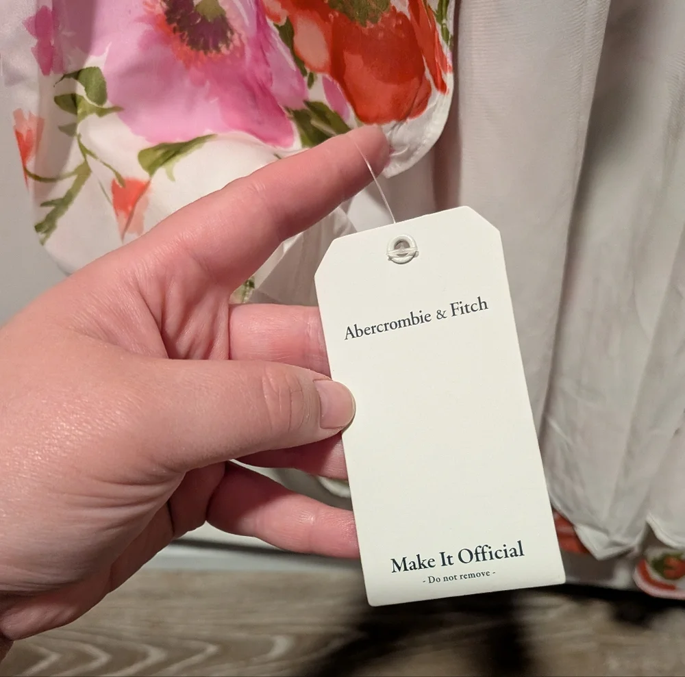 NWT Abercrombie & Fitch White Floral Strawberry Ruffle Flowy Dress Size Medium